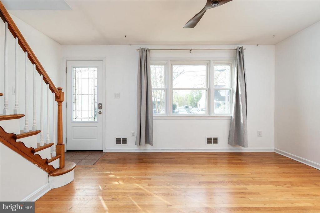 Image 9 of property listing at 234 MEADOW RD, Pasadena, MD 21122