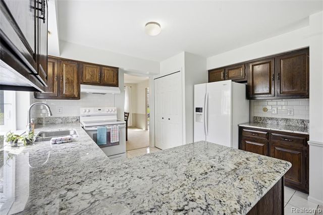 3464 Buckingham Trail, West Bloomfield, MI 48323