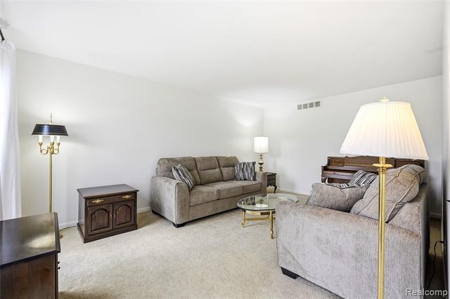 3464 Buckingham Trail, West Bloomfield, MI 48323