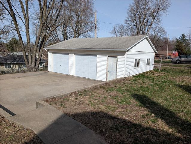 2711 Jackson Street, St Joseph, MO 64507