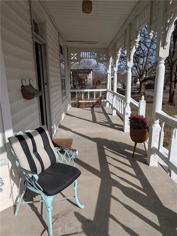 2711 Jackson Street, St Joseph, MO 64507