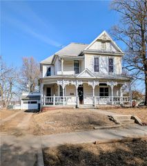 2711 Jackson Street, St Joseph, MO 64507