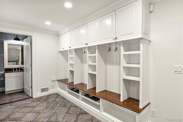 232 Guilford Road, Bloomfield Hills, MI 48304