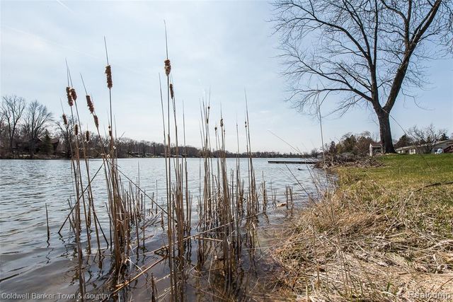 11634 Island Court, Hartland, MI 48353
