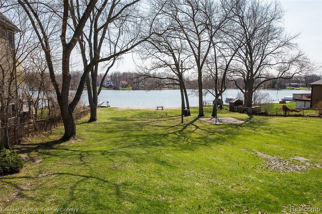 11634 Island Court, Hartland, MI 48353