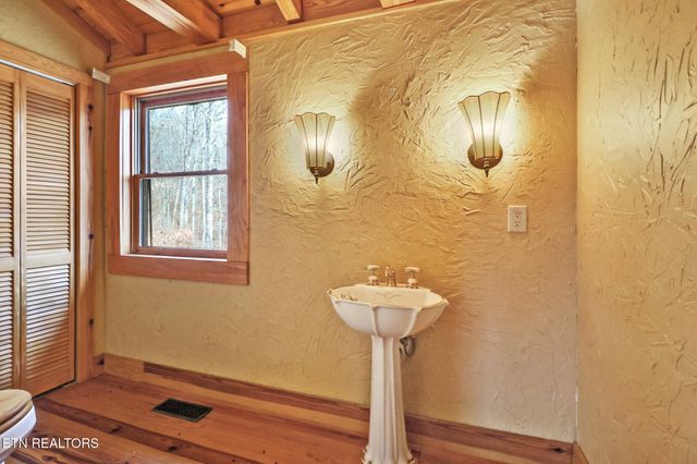 587 Flat Fork Rd, Wartburg, TN 37887