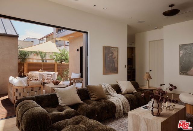534 N Bronson Avenue, Los Angeles, CA 90004