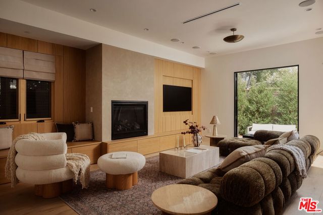 534 N Bronson Avenue, Los Angeles, CA 90004