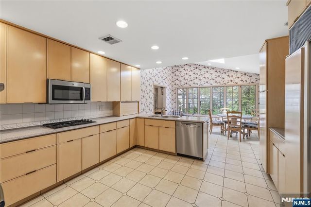 7 Douglas Terrace, Woodcliff Lake, NJ 07677