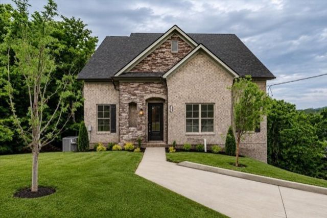 701 Harpeth Knoll Ct, Nashville, TN 37221