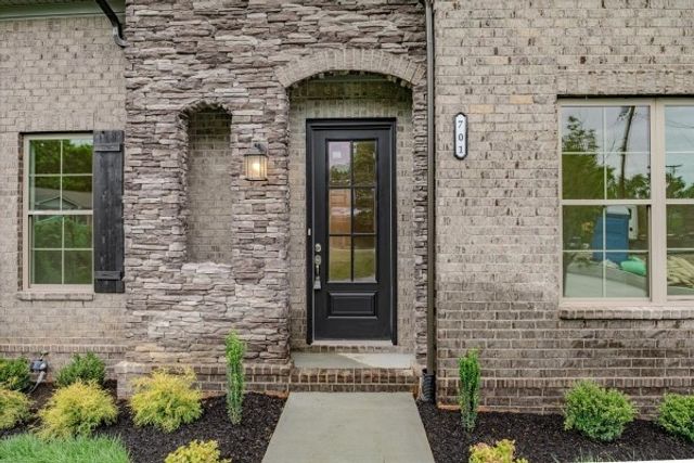 701 Harpeth Knoll Ct, Nashville, TN 37221
