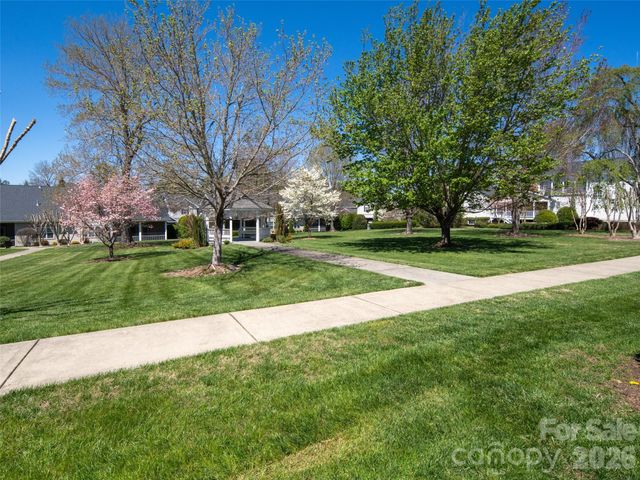 124 Towne Place Drive, Hendersonville, NC 28792