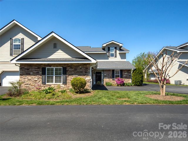 124 Towne Place Drive, Hendersonville, NC 28792