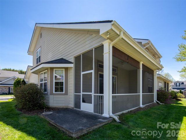 124 Towne Place Drive, Hendersonville, NC 28792