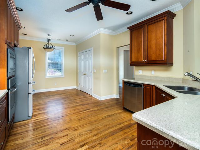 124 Towne Place Drive, Hendersonville, NC 28792
