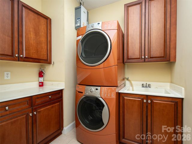 124 Towne Place Drive, Hendersonville, NC 28792