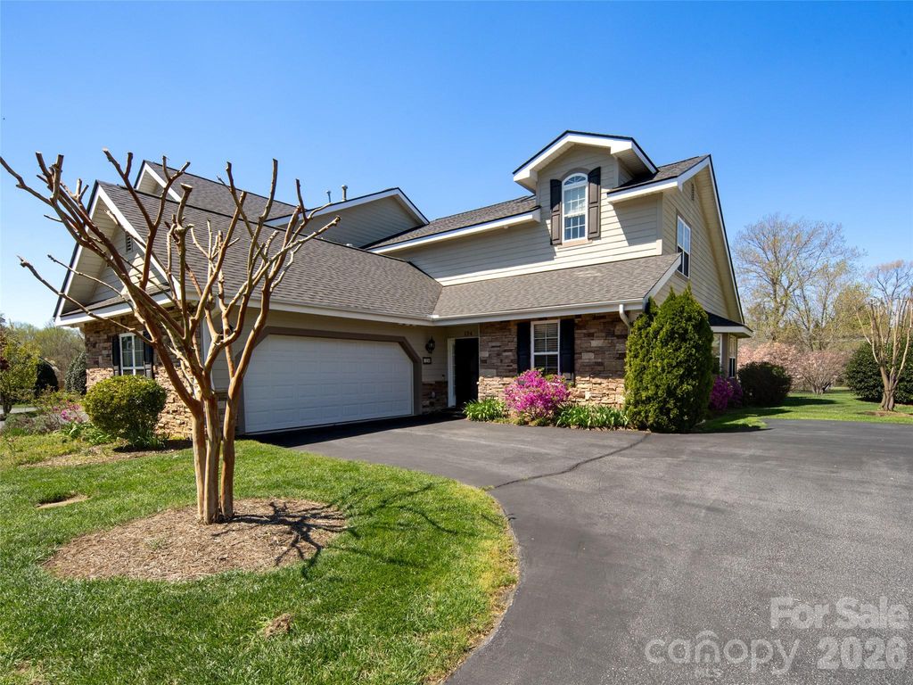 124 Towne Place Drive, Hendersonville, NC 28792