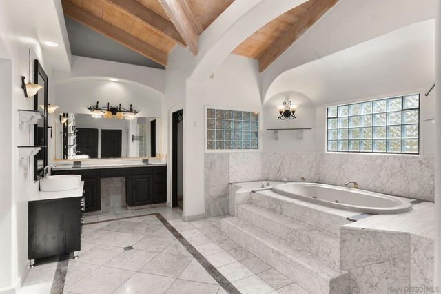 9450 La Jolla Farms Road, La Jolla, CA 92037