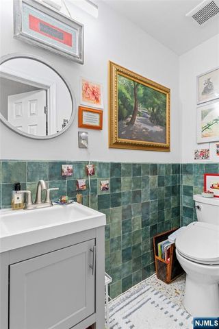 2330 5th Street 8, Fort Lee, NJ 07024
