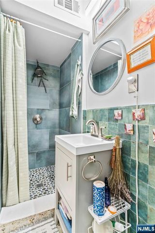 2330 5th Street 8, Fort Lee, NJ 07024