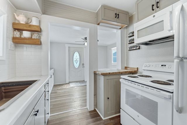 780 Lane 120 Hamilton Lk, Hamilton, IN 46742