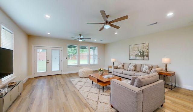 1625 Avenue D, Grand Prairie, TX 75051
