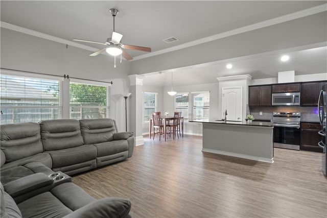 2909 Besterio Dr, Corpus Christi, TX 78415