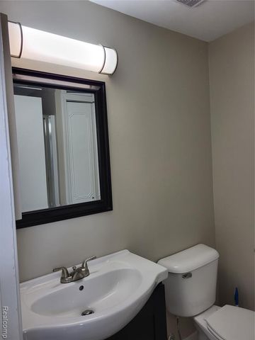 1504 Brentwood Drive 201, Troy, MI 48098