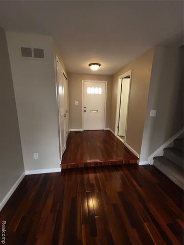 1504 Brentwood Drive 201, Troy, MI 48098