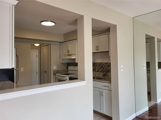 1504 Brentwood Drive 201, Troy, MI 48098