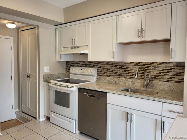 1504 Brentwood Drive 201, Troy, MI 48098