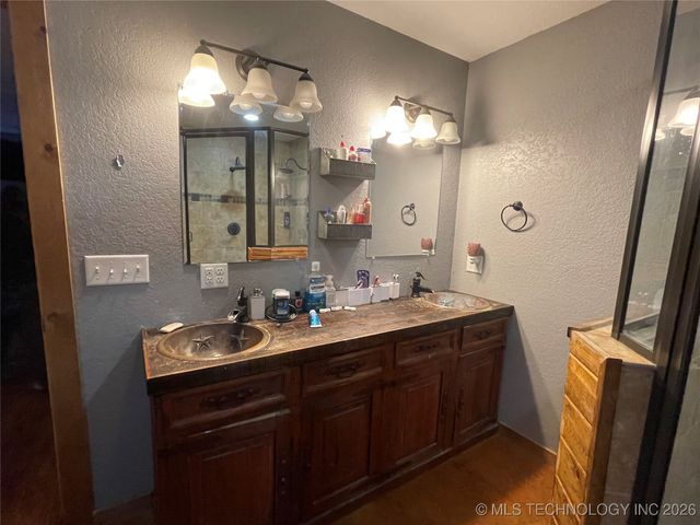 1207 N 4224 Road, Hugo, OK 74743