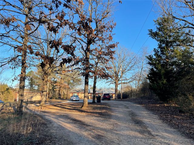 1207 N 4224 Road, Hugo, OK 74743