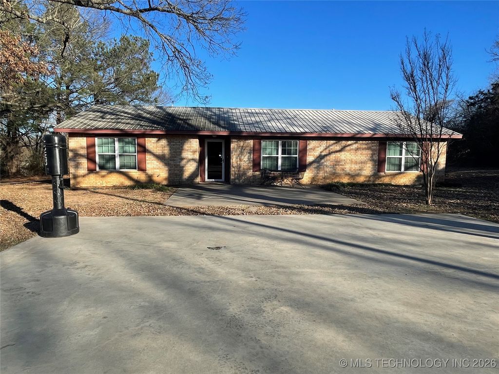 1207 N 4224 Road, Hugo, OK 74743