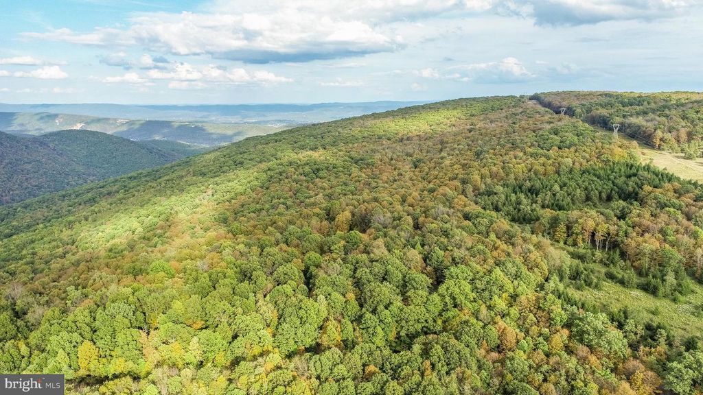 Image 4 of property listing at 15800 SPRUCEWOOD DR, Frostburg, MD 21532