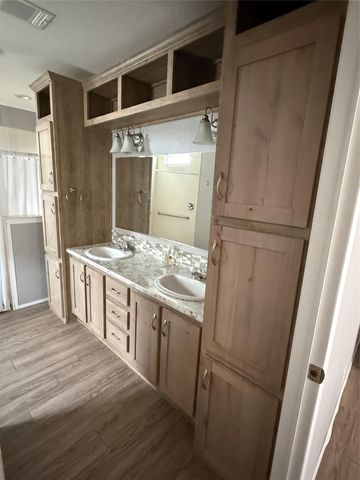 142 EAGLE CREEK DR, Kyle, TX 78640