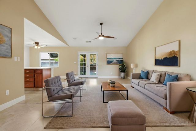 2542 E Parkview Avenue, Visalia, CA 93292