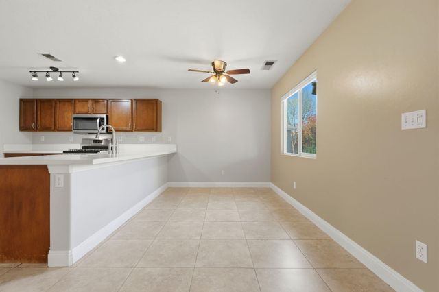 2542 E Parkview Avenue, Visalia, CA 93292