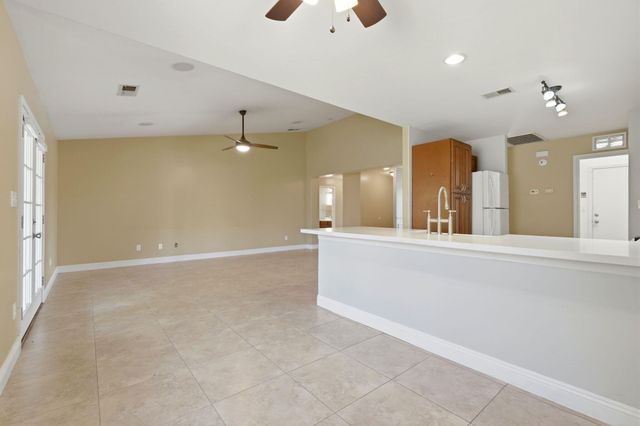 2542 E Parkview Avenue, Visalia, CA 93292