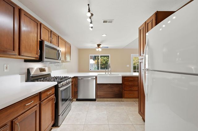 2542 E Parkview Avenue, Visalia, CA 93292