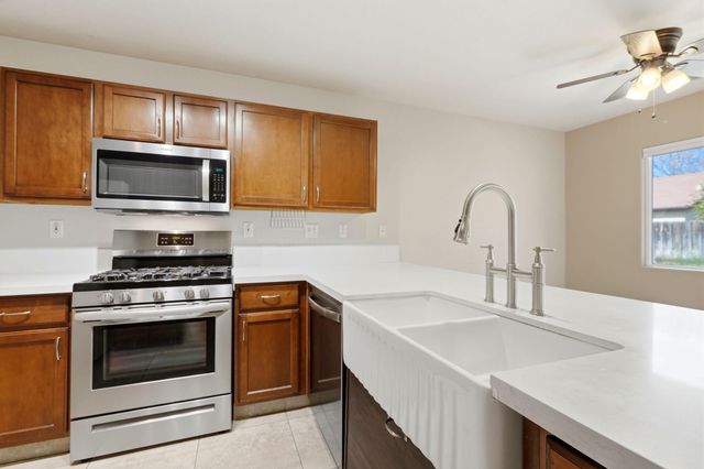 2542 E Parkview Avenue, Visalia, CA 93292