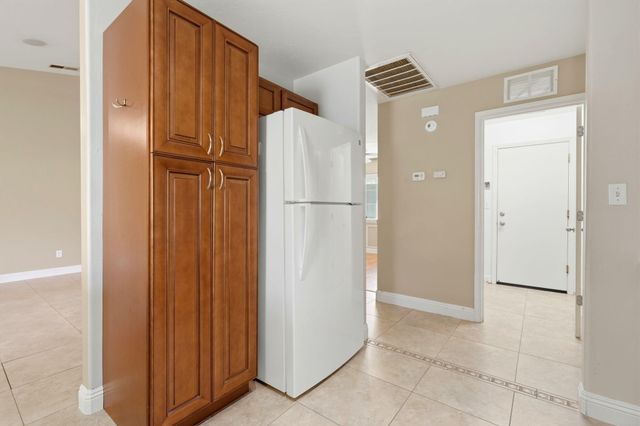 2542 E Parkview Avenue, Visalia, CA 93292