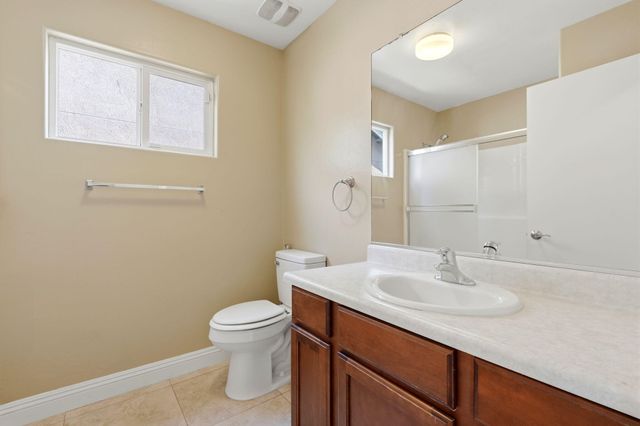 2542 E Parkview Avenue, Visalia, CA 93292