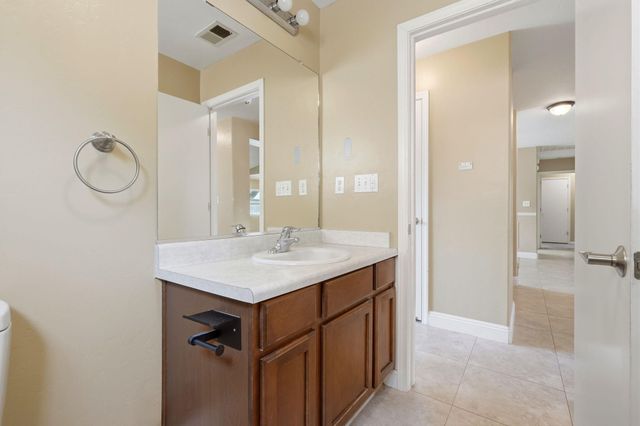 2542 E Parkview Avenue, Visalia, CA 93292