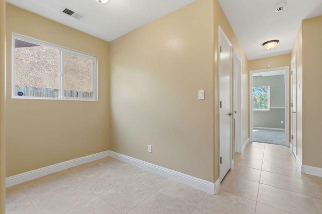 2542 E Parkview Avenue, Visalia, CA 93292