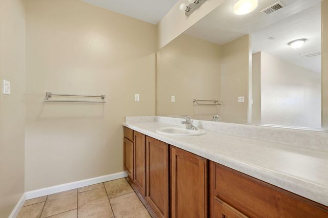 2542 E Parkview Avenue, Visalia, CA 93292