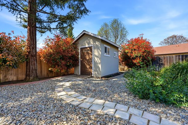 2542 E Parkview Avenue, Visalia, CA 93292