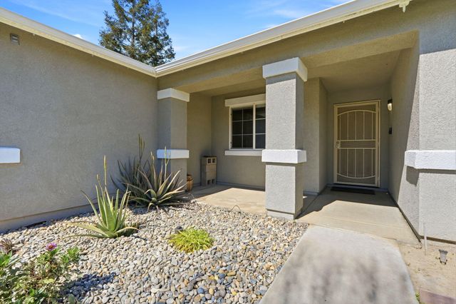 2542 E Parkview Avenue, Visalia, CA 93292