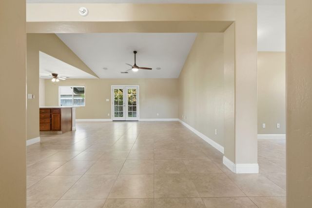 2542 E Parkview Avenue, Visalia, CA 93292