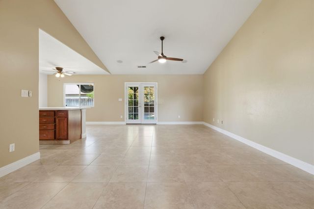 2542 E Parkview Avenue, Visalia, CA 93292